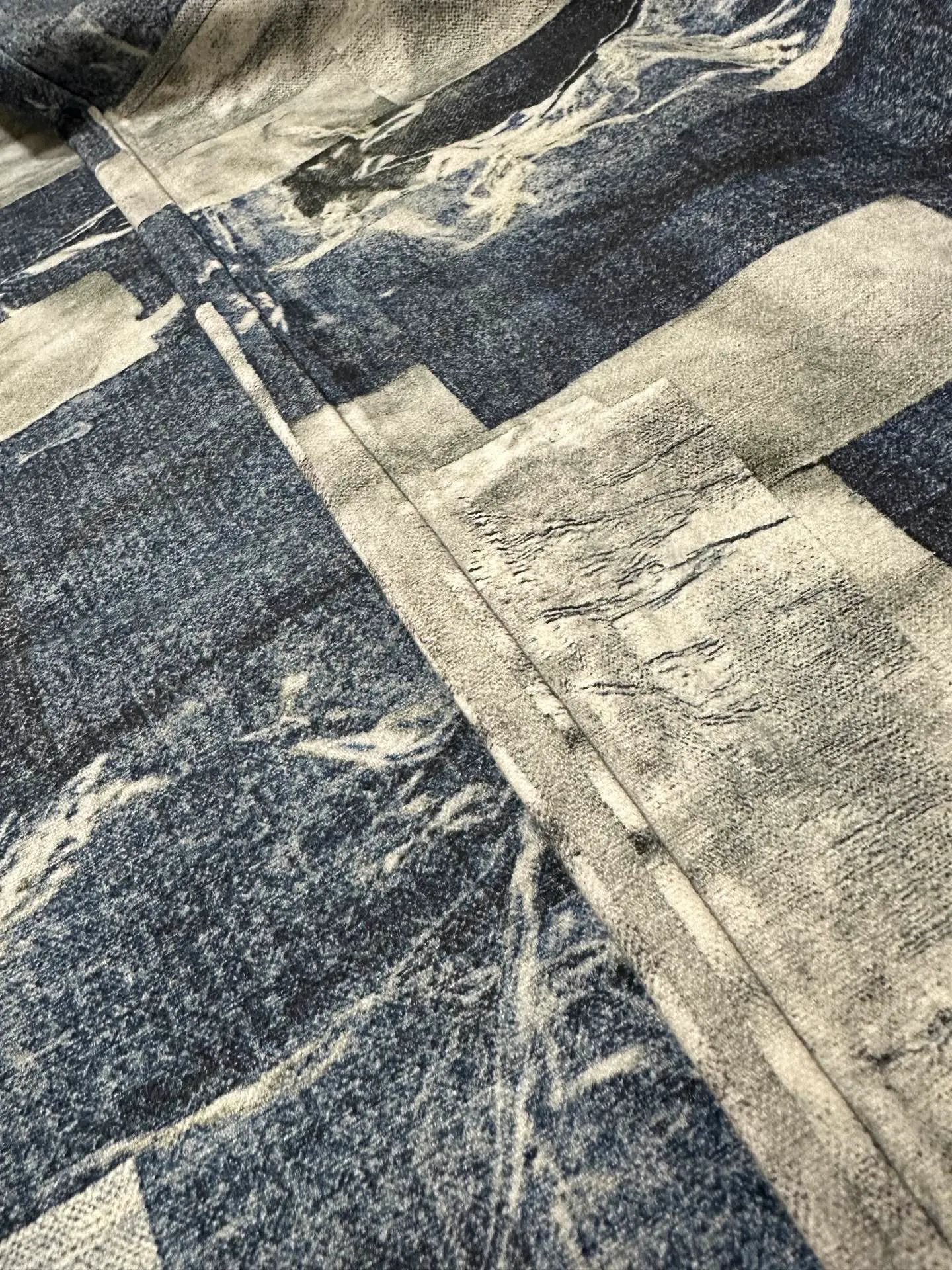 ACNE STUDIOS trompe l'oeil print Series denim trousers. Fabric: Made of 12 oz. 10*7 twill denim pure cotton. The buttons are made of electroplated distressed hardware. Printing adopts 3D direct injection process, multiple color matching, highly restored. Customized hardware, threads, accessories, plate alignment, same style for men and women. Color: Blue Size: S M L XL
